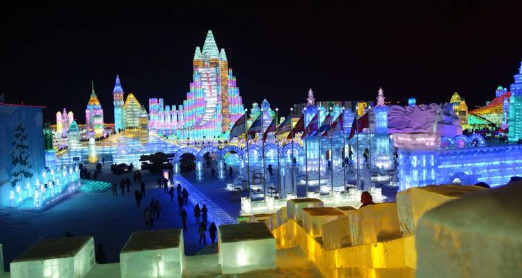 Een ijs- en lichtfestival met kleurrijke structuren en mensen.