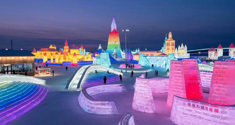 Eisskulpturen, die mit bunten Lichtern beleuchtet sind