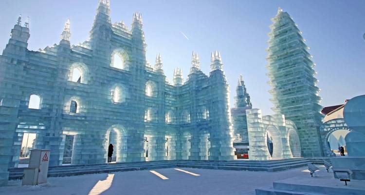 Große Eisstrukturen unter klarem blauem Himmel