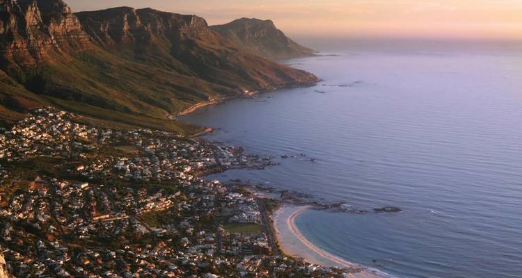 Vista aérea costera de la cadena montañosa de los Doce Apóstoles y la playa de Camps Bay a la hora dorada