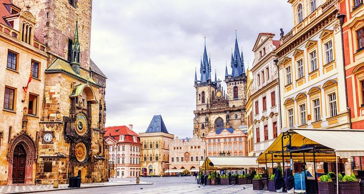 Weite Sicht auf Prags Altstädter Ring mit dem Astronomischen Uhrenturm und den Zwillingstürmen der Týnkirche.
