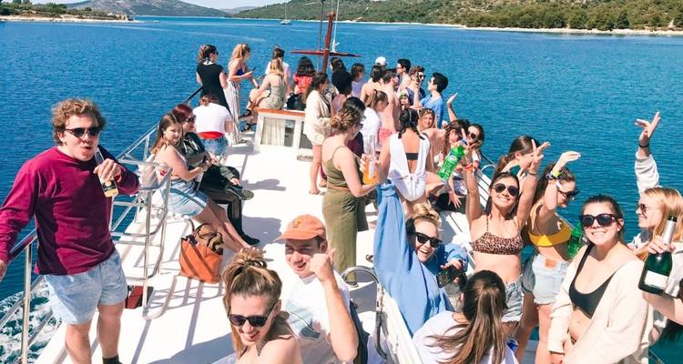 Groupe de personnes socialisant et profitant d'une excursion en bateau.