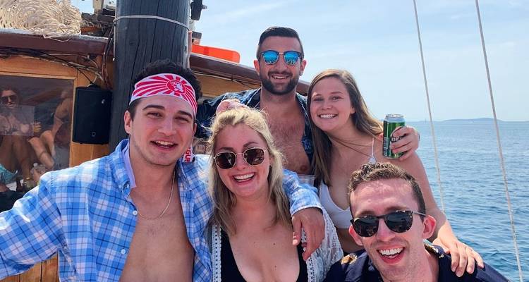 Des amis sur un bateau prenant la pose pour une photo.