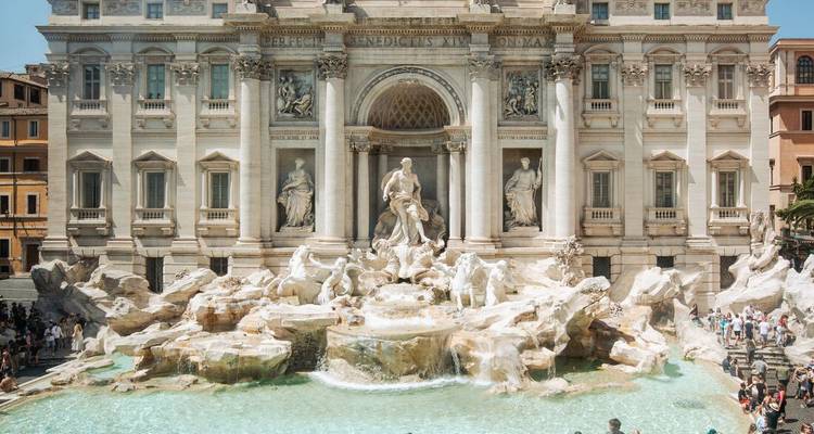 Trevi-Brunnen mit einer großen Menschenmenge darum herum.