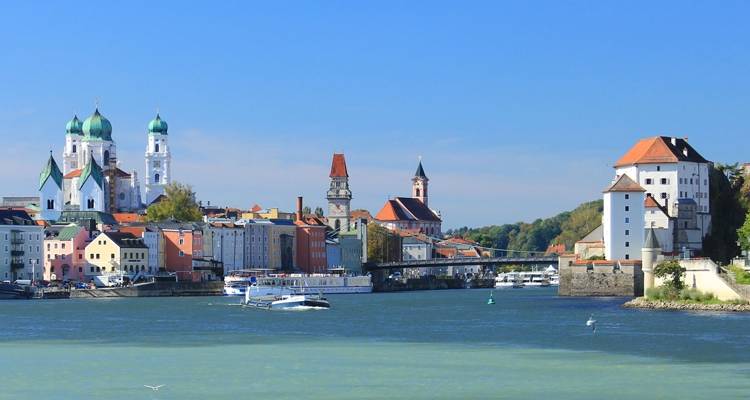 Skyline fluvial colorée de Passau avec la cathédrale Saint-Étienne aux deux tours dominant le Danube