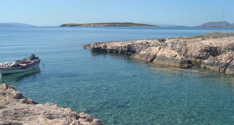Côte rocheuse aux eaux cristallines à Paros, Grèce.