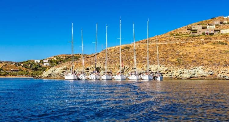 Yachts amarrés dans une baie tranquille sur la côte de Syros, Grèce.