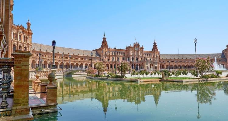 Gran plaza con un canal y arquitectura imponente.