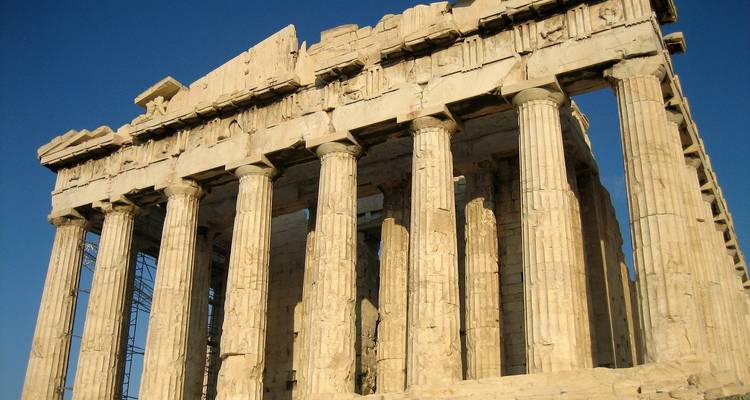 Der Parthenon in Athen mit klarem Himmel im Hintergrund.