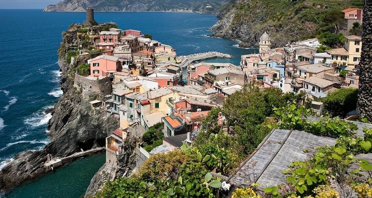 Bâtiments colorés sur les falaises des Cinque Terre au bord de la mer.