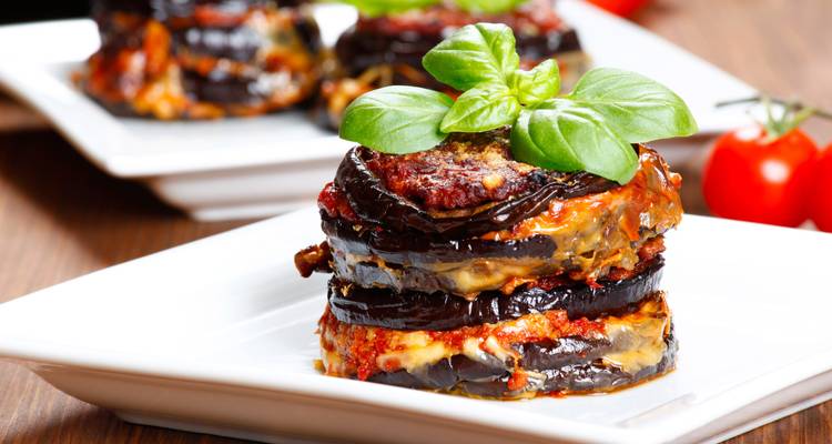 Gegratineerde aubergineschotel, een traditionele Siciliaanse keuken.