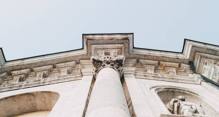 Vista de cerca de una columna arquitectónica con un cielo despejado de fondo.