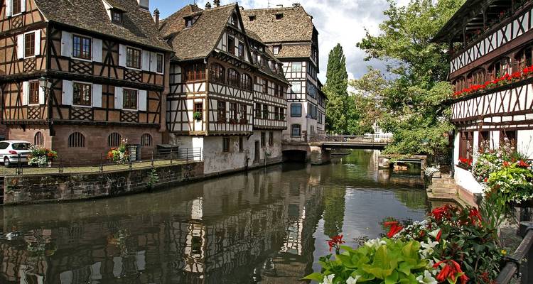 Casas históricas de entramado de madera junto a un canal.