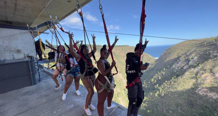 Grupo de personas con arneses para salto en bungee.