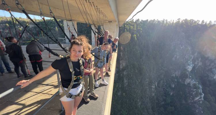 Personas en una plataforma de puente listas para salto bungee.