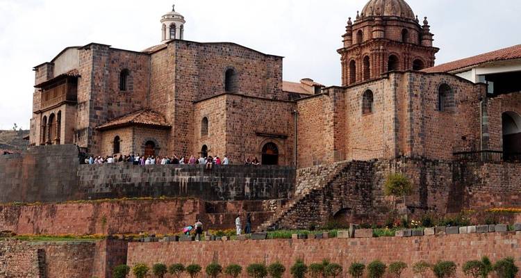 Église Santo Domingo à Cusco avec un groupe de personnes.