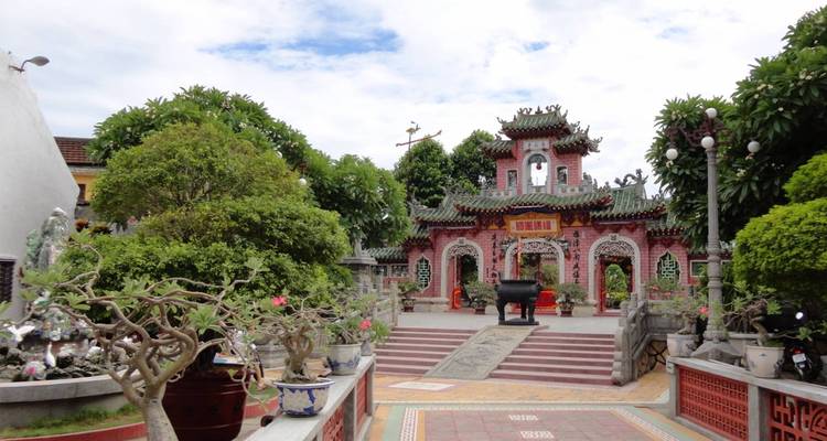 Puerta de entrada ornamentada a un lugar histórico de Vietnam.
