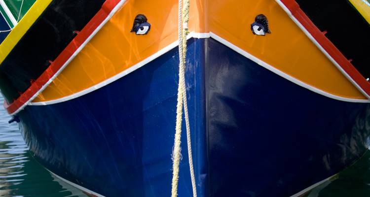 Barco de pesca tradicional maltés pintado de colores vivos, conocido como luzzu.