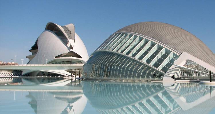 Bâtiments futuristes avec des reflets aquatiques.