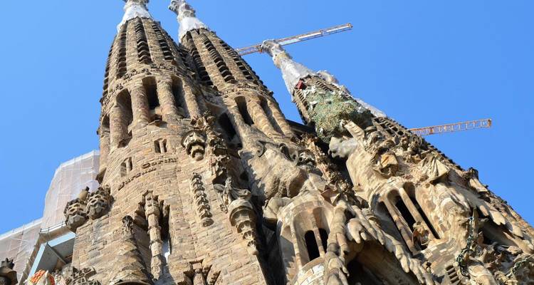 Gros plan sur une façade élaborée de basilique.