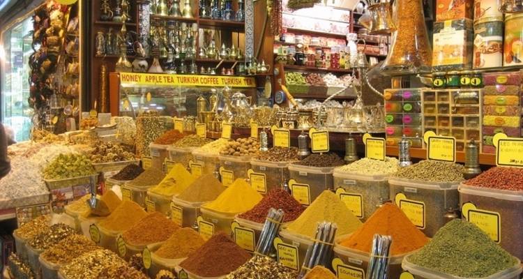 Marché aux épices avec diverses épices et étiquettes exposées.