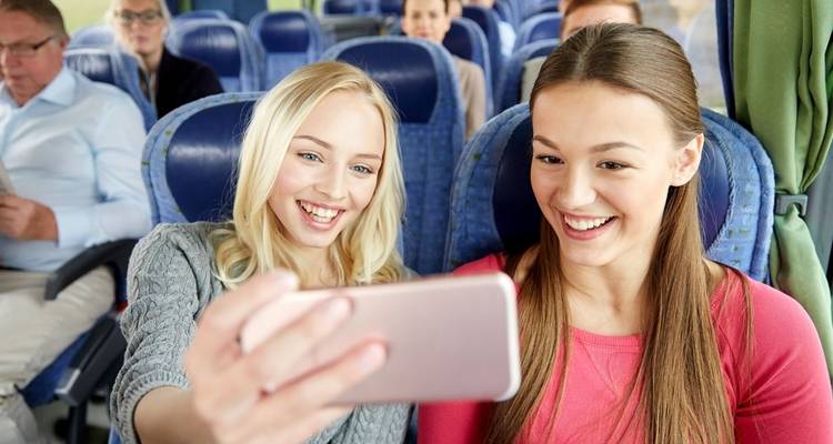 Deux amis qui prennent un selfie dans un bus.