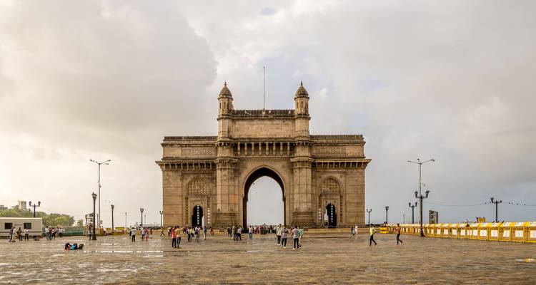 Tor von Indien mit Menschen im Vordergrund.