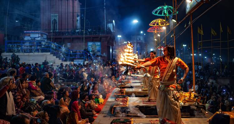 Ganga-Aarti-Zeremonie in Varanasi mit großer Menschenmenge.