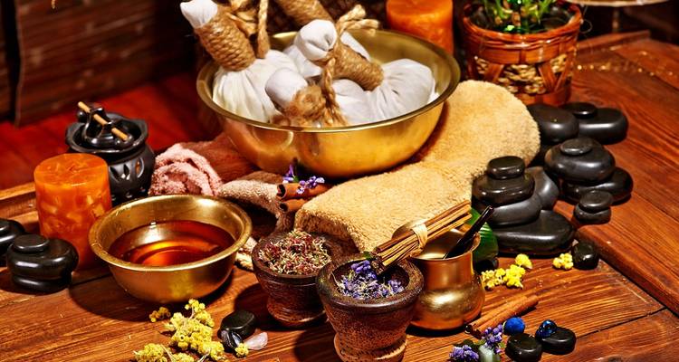 Sortiment von Wellness- und Spa-Dekorationen auf dem Tisch.