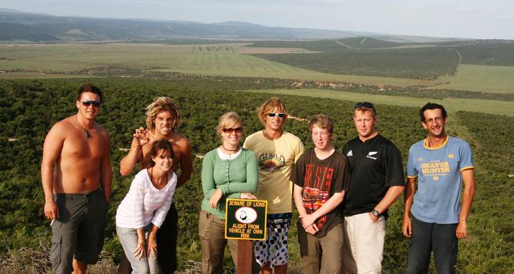 Grupo de turistas posando para una foto en un mirador panorámico.