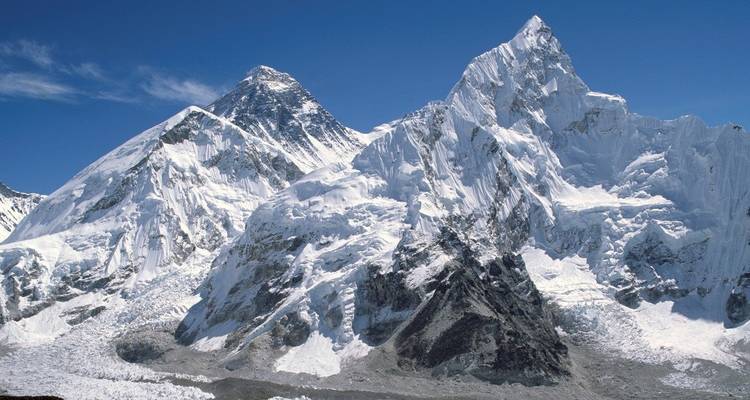 Belle vue sur les sommets enneigés et les glaciers.