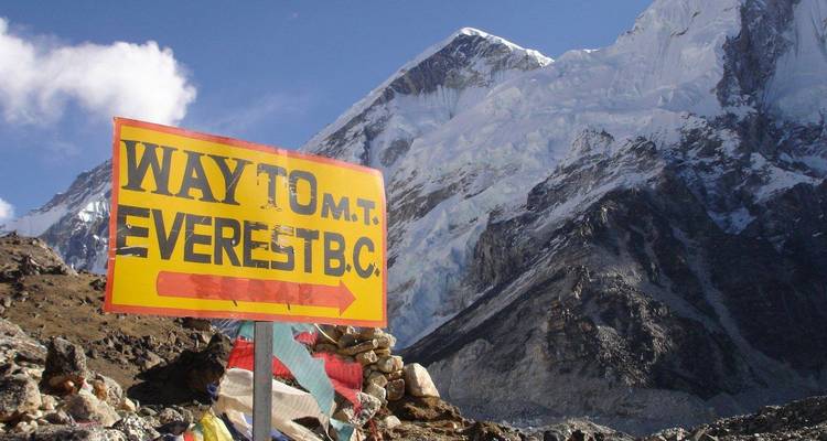 Panneau "Way to Mt. Everest BC" avec des montagnes en arrière-plan.