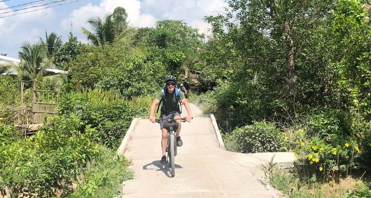 Cycliste descendant un petit pont.