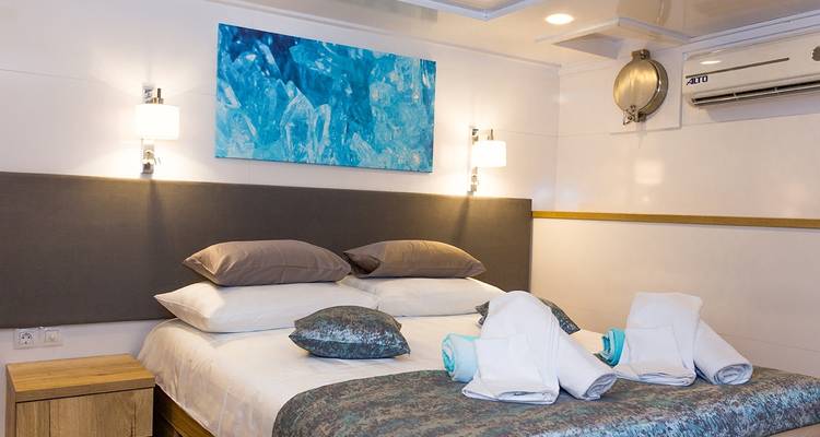 Dormitorio lujoso en un yate con mobiliario moderno.