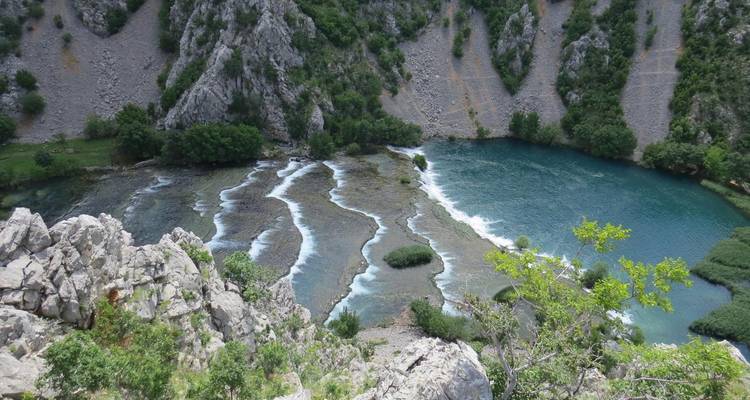 Rivière avec des formations rocheuses uniques et de l'eau vive.