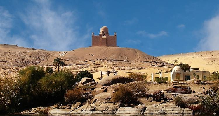 Zicht op het Mausoleum van Aga Khan op een heuvel aan de Nijl in Aswan.