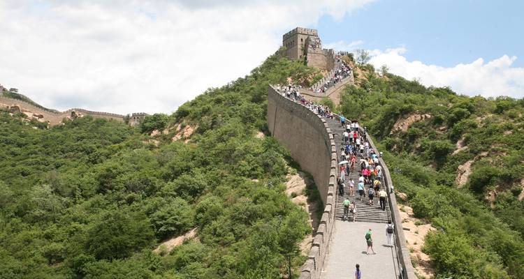 La Grande Muraille de Chine avec des touristes gravissant les marches.
