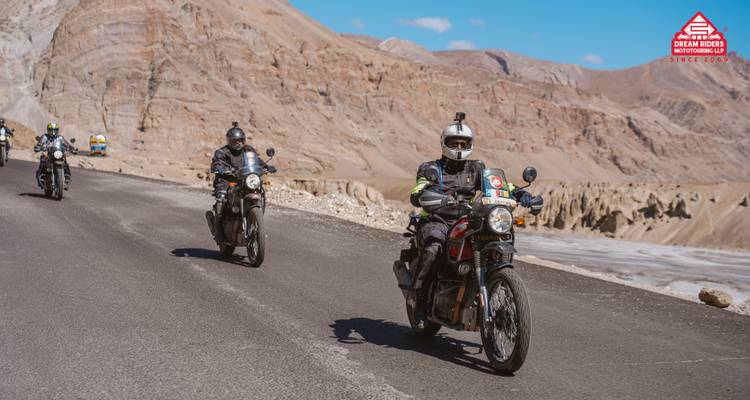 Gruppe von Motorradfahrern auf einer Straße mit einem Wasserzeichen.
