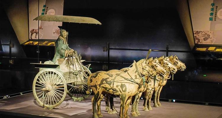 Exhibición del museo de un carro de bronce con conductor y cuatro caballos del Ejército de Terracota en Xi'an.