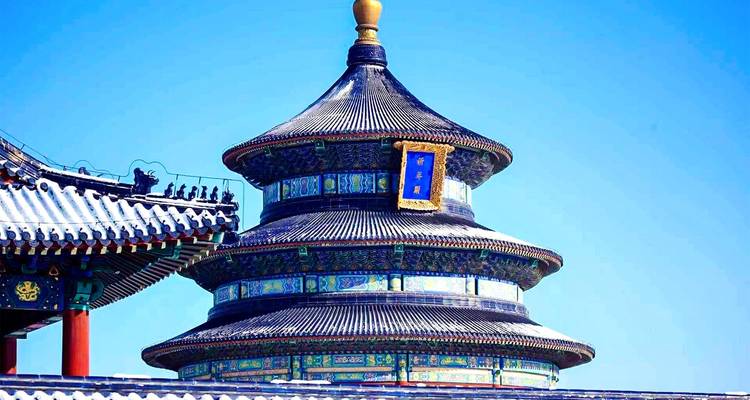 Primer plano del colorido y circular Salón de Oración por las Buenas Cosechas en el Templo del Cielo de Pekín contra un cielo azul despejado.