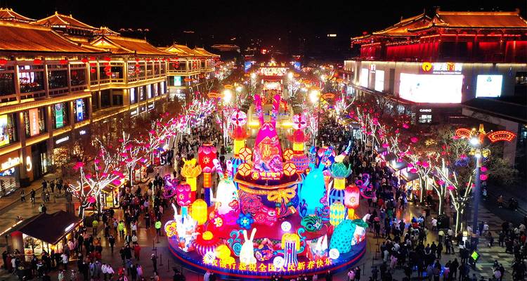 Festival met kleurrijke lantaarns verlicht een levendige voetgangerszone vol met drukke menigten 's nachts in Xi'an.
