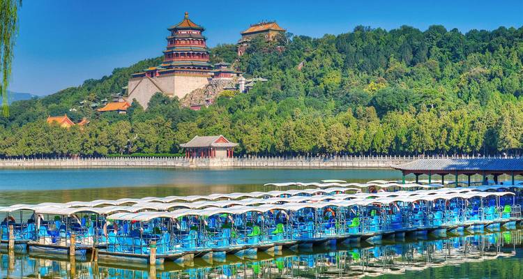Los pabellones del Palacio de Verano se posan en colinas boscosas que dan vista a un lago y filas de botes de alquiler azules.