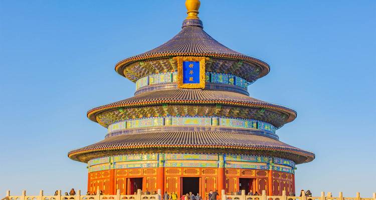 El Salón Circular de Oración por Buenas Cosechas en el Templo del Cielo brilla bajo un cielo azul claro de Beijing.