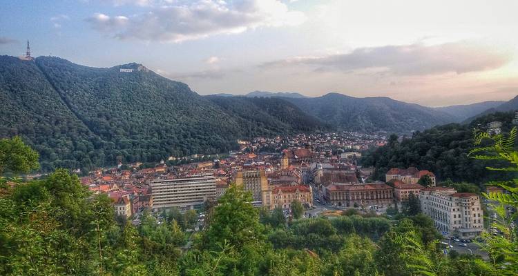Vue aérienne de Brașov, Roumanie, entourée de montagnes.