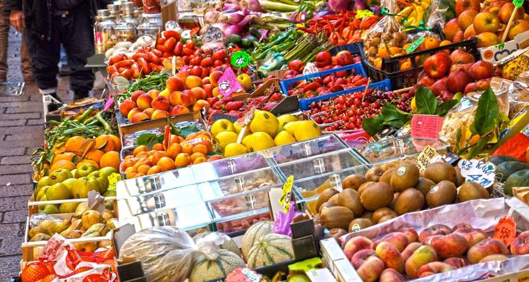 Mercado al aire libre vibrante con una variedad de productos frescos.