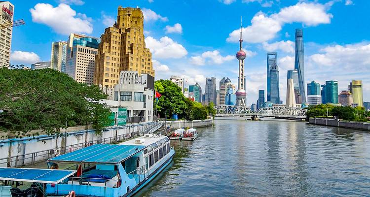 Moderne skyline van Shanghai aan de rivier.