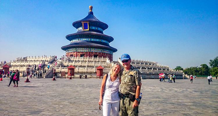 Toeristen die voor de Tempel van de Hemel staan.