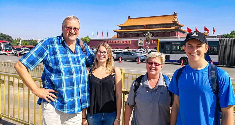 Familie poseert op het Plein van de Hemelse Vrede.