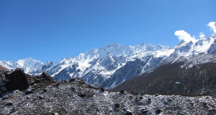 Ausgedehnte Gebirgskette unter einem strahlend blauen Himmel.