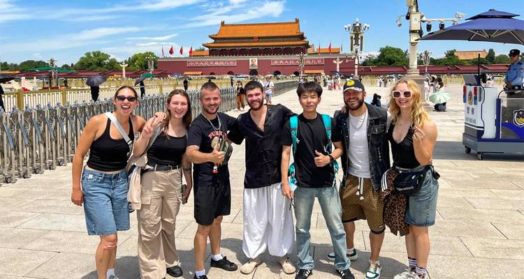 Jonge reizigers geven een duim omhoog voor het Tiananmenplein op een zonnige zomerdag.